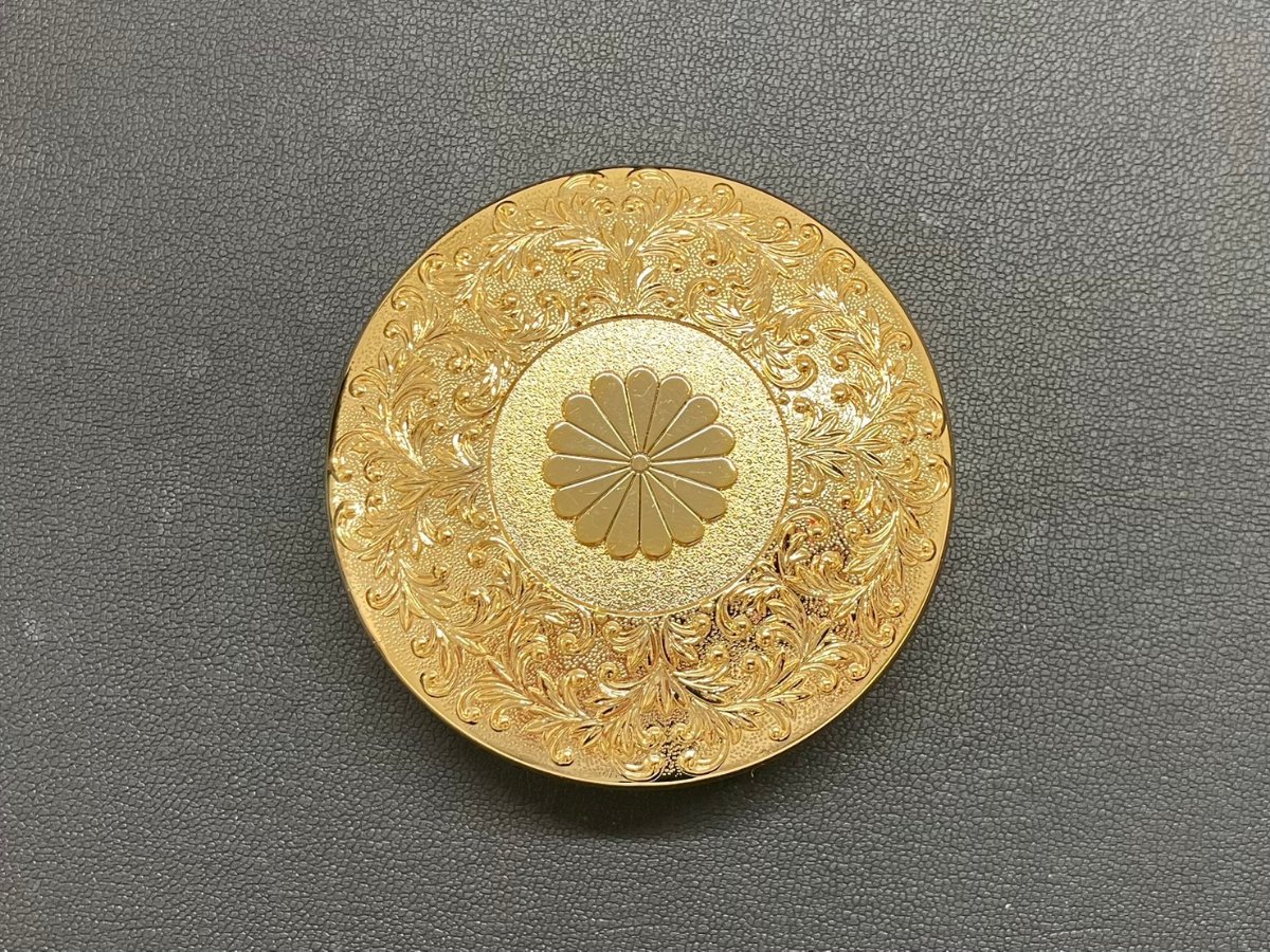 横浜市神奈川区で【24金メッキ 菊紋鏡蓋(コンパクトミラー)】を売るなら買取専門店大吉 新子安駅前店へ|え、こんな物も買い取れるの?